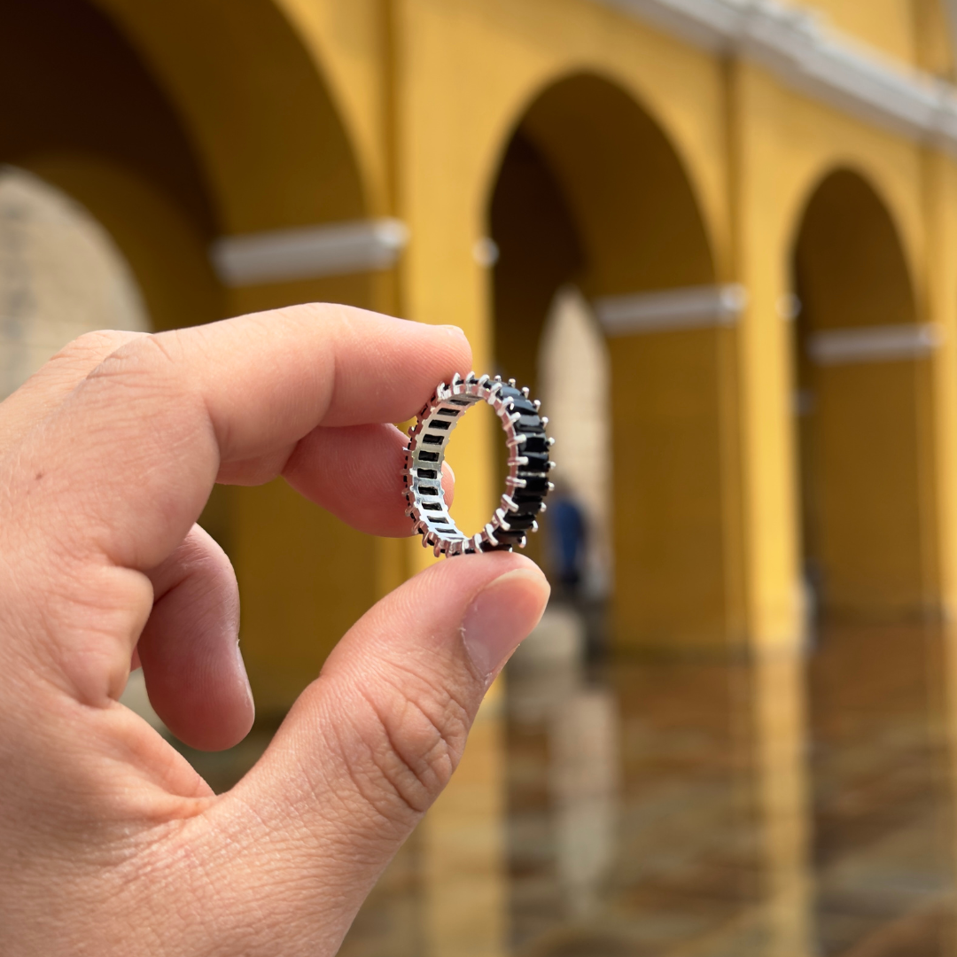 Anillo piedra volcanica